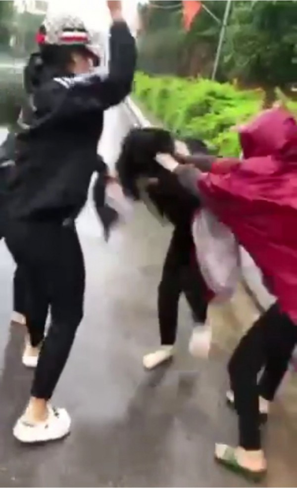 Khởi tố nhóm học sinh đánh hội đồng, cướp tài sản người giao hàng ở Thanh Hóa Khởi tố nhóm học sinh đánh hội đồng, cướp tài sản người giao hàng ở Thanh Hóa