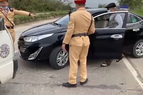 Khởi tố tài xế 65 tuổi trốn đo nồng độ cồn, bỏ chạy hơn 2km