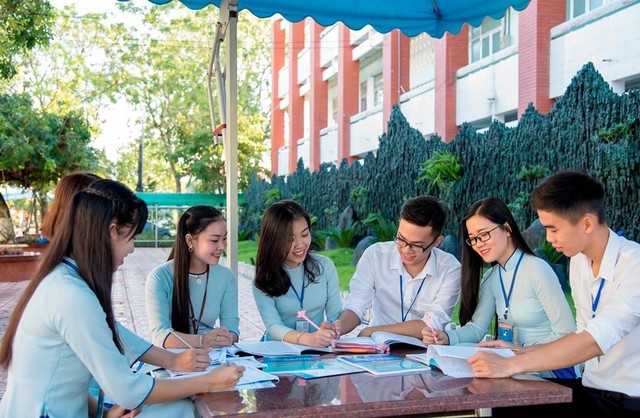 Kiến nghị thực hiện cấp lương, phụ cấp theo lương cho giáo viên; hướng dẫn nguồn kinh phí hỗ trợ sinh viên sư phạm - Ảnh 2.