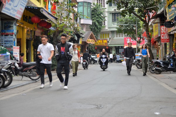 Lấy lại vỉa hè cho người đi bộ: Phố lớn khang trang, phần đa nhếch nhác Lấy lại vỉa hè cho người đi bộ: Phố lớn khang trang, phần đa nhếch nhác