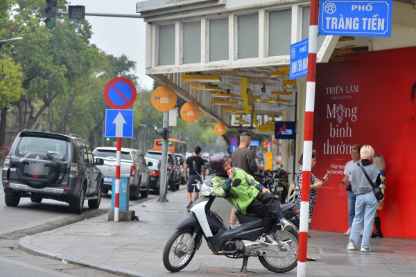 Lấy lại vỉa hè cho người đi bộ: Phố lớn khang trang, phần đa nhếch nhác Lấy lại vỉa hè cho người đi bộ: Phố lớn khang trang, phần đa nhếch nhác