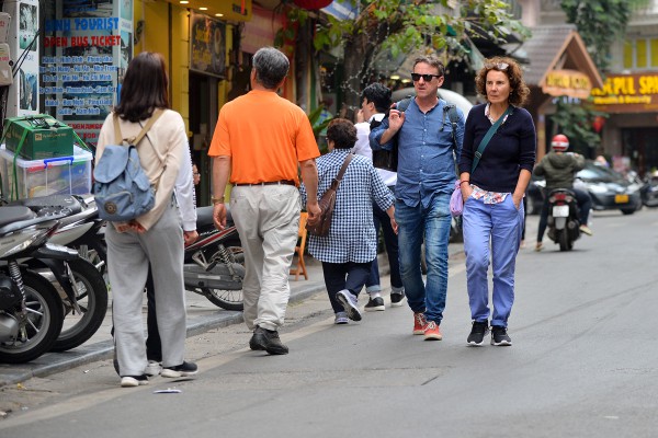 Lấy lại vỉa hè cho người đi bộ: Phố lớn khang trang, phần đa nhếch nhác Lấy lại vỉa hè cho người đi bộ: Phố lớn khang trang, phần đa nhếch nhác