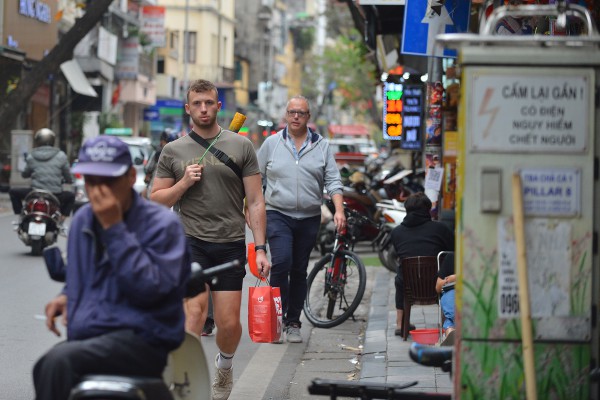 Lấy lại vỉa hè cho người đi bộ: Phố lớn khang trang, phần đa nhếch nhác Lấy lại vỉa hè cho người đi bộ: Phố lớn khang trang, phần đa nhếch nhác