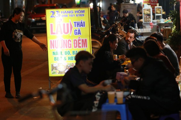 Lấy lại vỉa hè cho người đi bộ: Phố lớn khang trang, phần đa nhếch nhác Lấy lại vỉa hè cho người đi bộ: Phố lớn khang trang, phần đa nhếch nhác