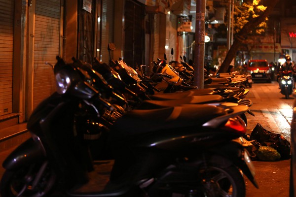 Lấy lại vỉa hè cho người đi bộ: Phố lớn khang trang, phần đa nhếch nhác Lấy lại vỉa hè cho người đi bộ: Phố lớn khang trang, phần đa nhếch nhác