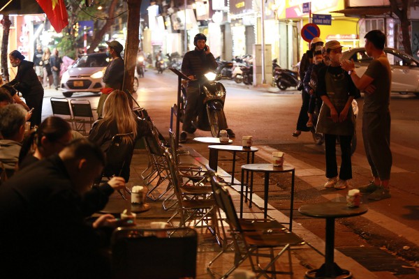 Lấy lại vỉa hè cho người đi bộ: Phố lớn khang trang, phần đa nhếch nhác Lấy lại vỉa hè cho người đi bộ: Phố lớn khang trang, phần đa nhếch nhác