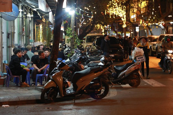 Lấy lại vỉa hè cho người đi bộ: Phố lớn khang trang, phần đa nhếch nhác Lấy lại vỉa hè cho người đi bộ: Phố lớn khang trang, phần đa nhếch nhác