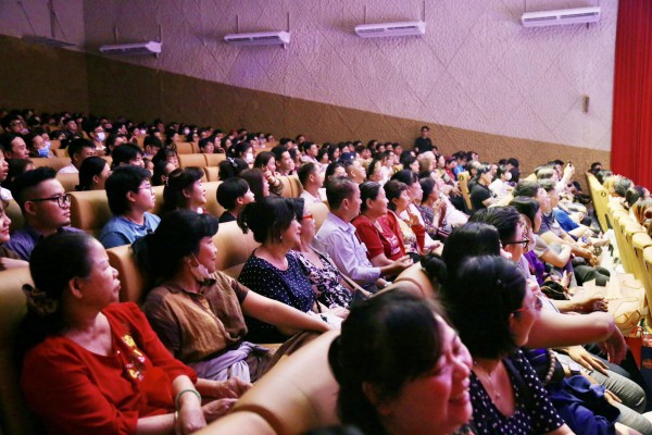 Minh Nhí: "Việt Hương rất thương tôi, không nói mà cứ làm mọi thứ để hỗ trợ cho thầy"