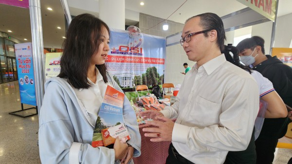 Náo nhiệt, hào hứng trong chương trình tư vấn mùa thi tại Bình Dương Náo nhiệt, hào hứng trong chương trình tư vấn mùa thi tại Bình Dương