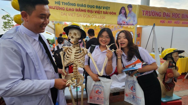 Náo nhiệt, hào hứng trong chương trình tư vấn mùa thi tại Bình Dương Náo nhiệt, hào hứng trong chương trình tư vấn mùa thi tại Bình Dương