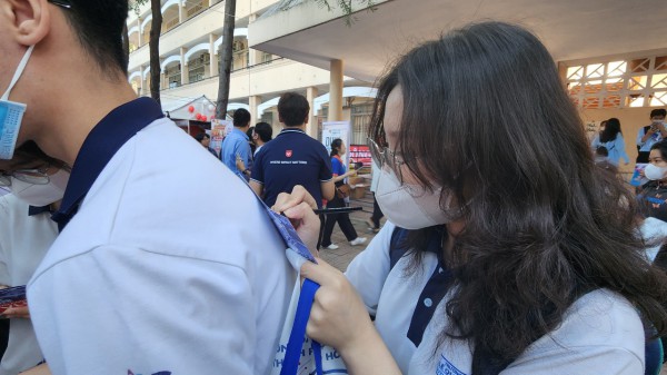 Náo nhiệt, hào hứng trong chương trình tư vấn mùa thi tại Bình Dương Náo nhiệt, hào hứng trong chương trình tư vấn mùa thi tại Bình Dương