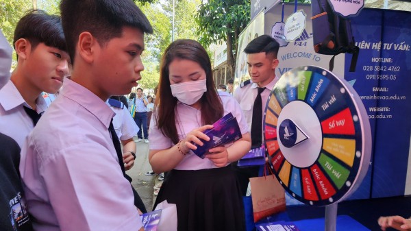 Náo nhiệt, hào hứng trong chương trình tư vấn mùa thi tại Bình Dương Náo nhiệt, hào hứng trong chương trình tư vấn mùa thi tại Bình Dương