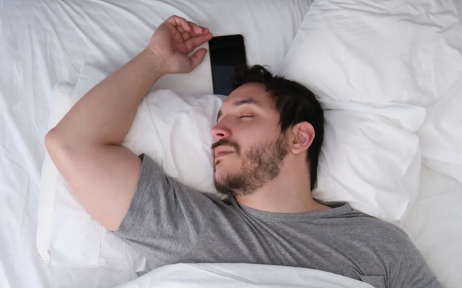 Ngủ cạnh điện thoại có hại không?