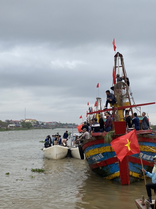 Người dân nô nức tham gia lễ hội bơi chải tại Thái Bình