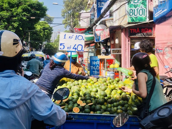 Nhiều loại trái cây giá siêu rẻ, dân TP.HCM lại chung tay Nhiều loại trái cây giá siêu rẻ, dân TP.HCM lại chung tay