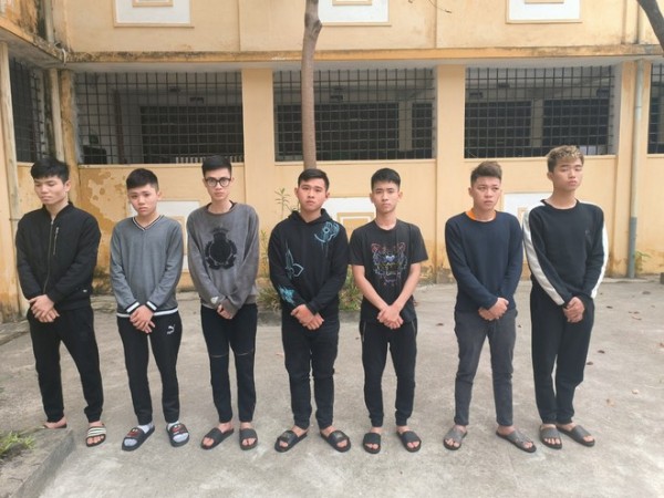 Nhóm đối tượng dùng "bom xăng" hỗn chiến, gây náo loạn đường phố ở Hà Nội