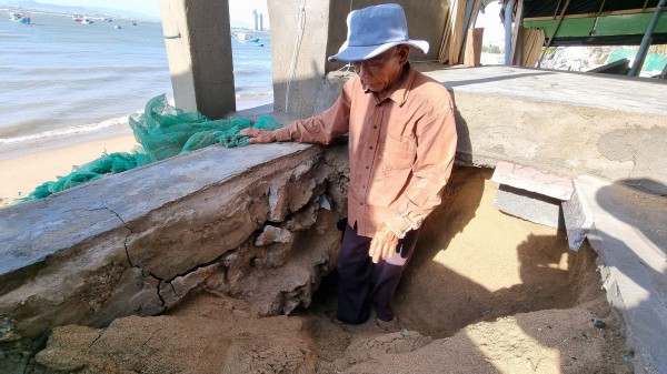 Ninh Thuận: Sóng biển xâm thực, uy hiếp nhiều nhà dân