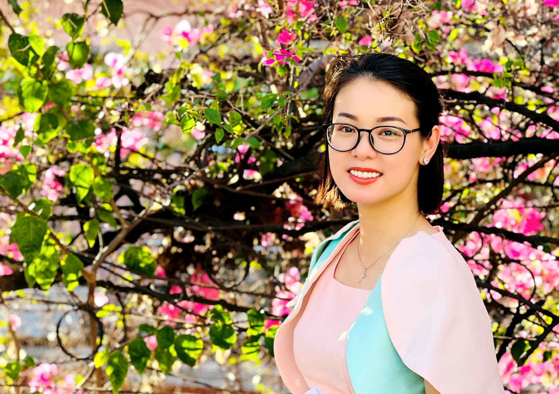 Nữ giảng viên xinh đẹp: Nữ giảng viên xinh đẹp: