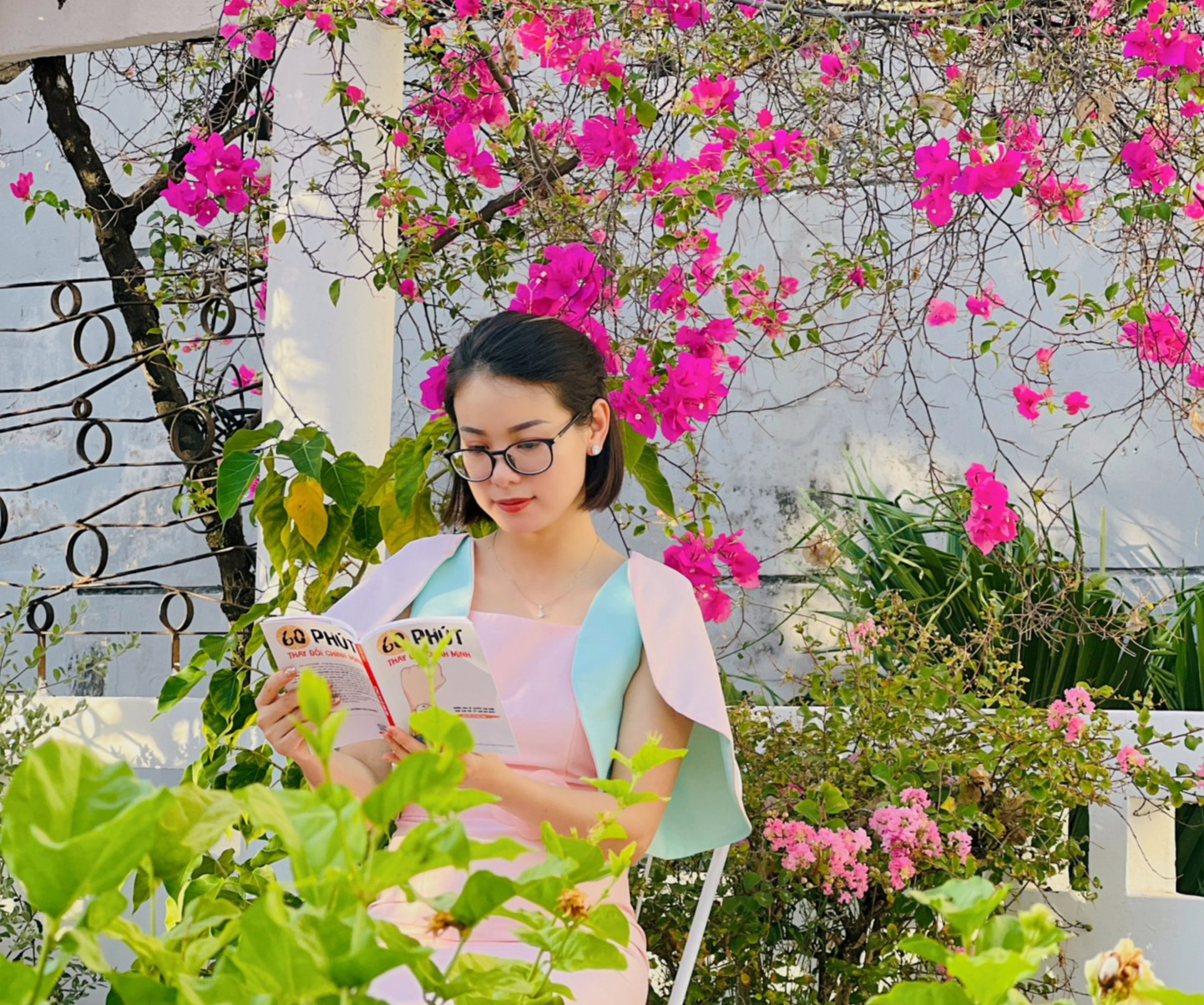 Nữ giảng viên xinh đẹp: Nữ giảng viên xinh đẹp: