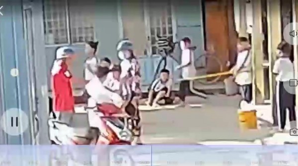 Phụ huynh xông vào trường đánh 2 học sinh lớp 5 vì mâu thuẫn với con mình?