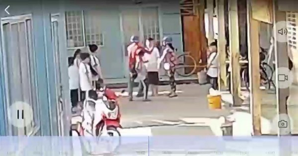 Phụ huynh xông vào trường đánh 2 học sinh lớp 5 vì mâu thuẫn với con mình?