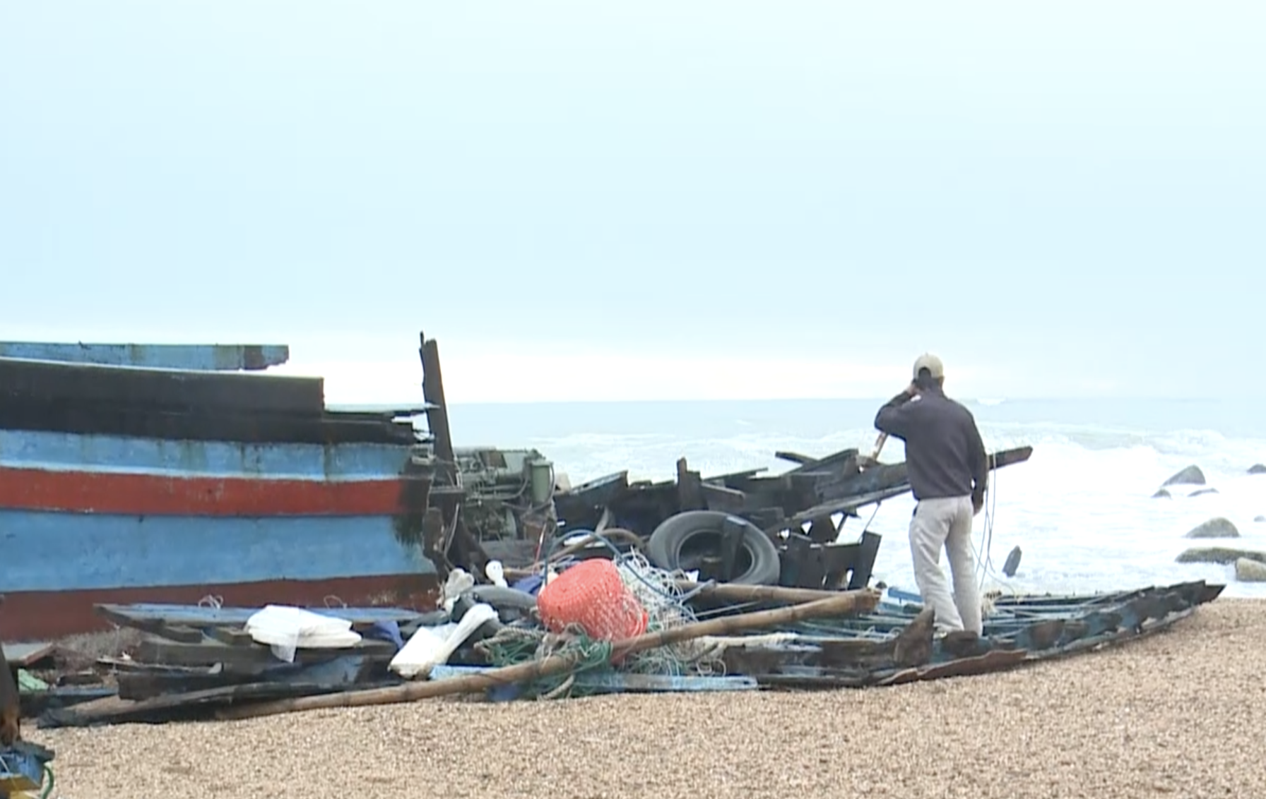 Phú Yên: Một tàu câu cá ngừ đại dương trên đường vào bến bị sóng đánh chìm