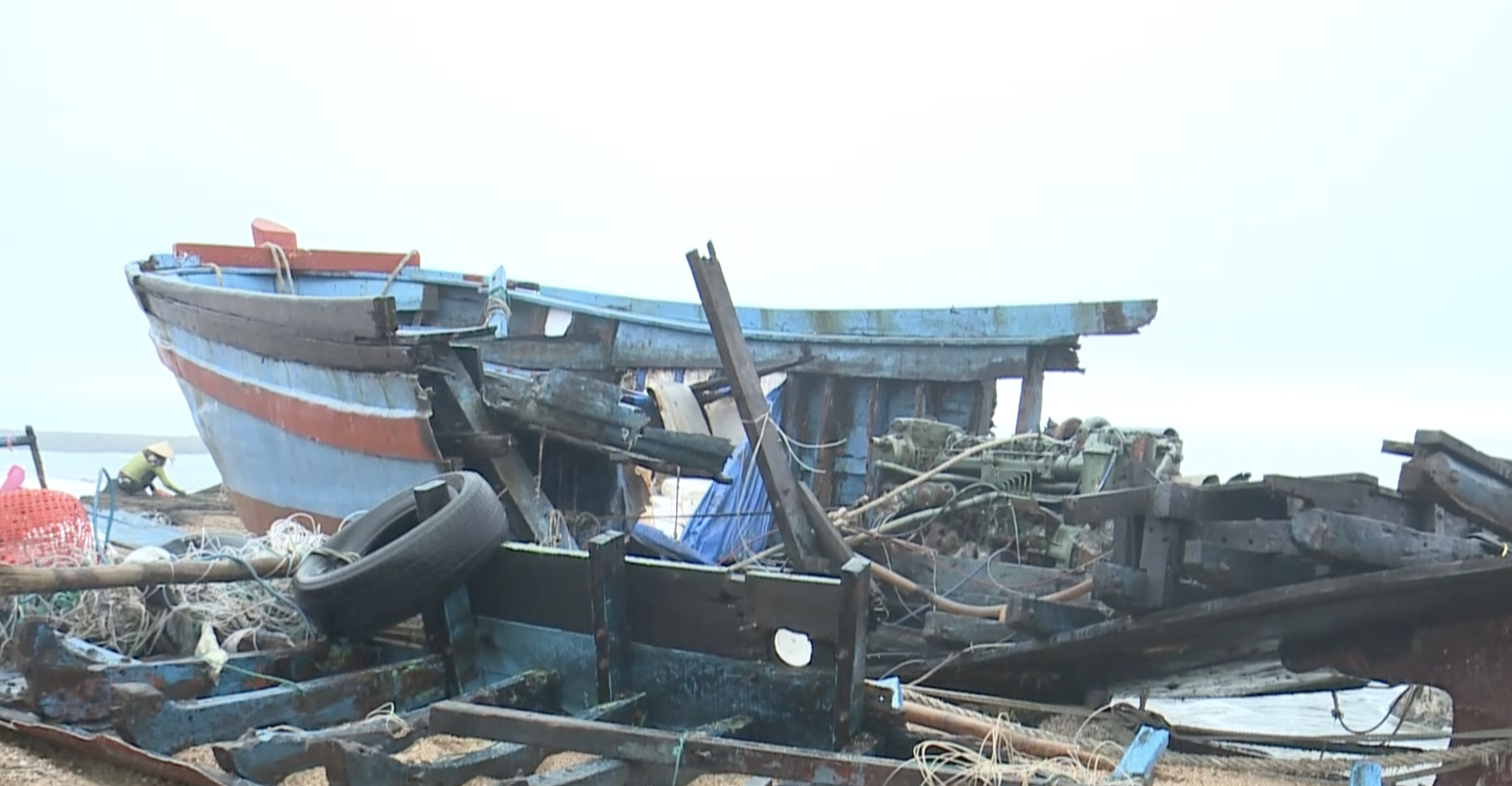 Phú Yên: Một tàu câu cá ngừ đại dương trên đường vào bến bị sóng đánh chìm