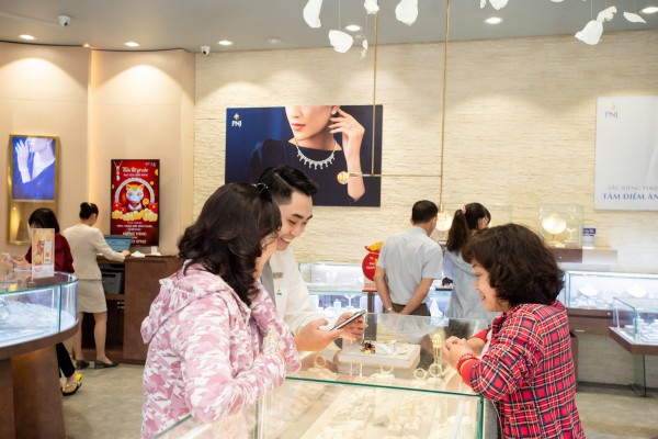 PNJ bội thu từ vía Thần Tài PNJ bội thu từ vía Thần Tài