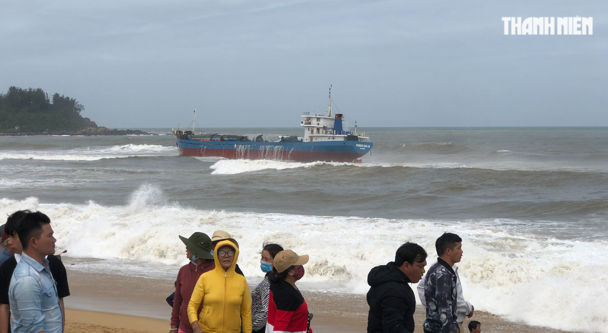 Quảng Ngãi: Chốt phương án đưa 8.000 lít dầu trên tàu hàng bị gãy đôi vào bờ