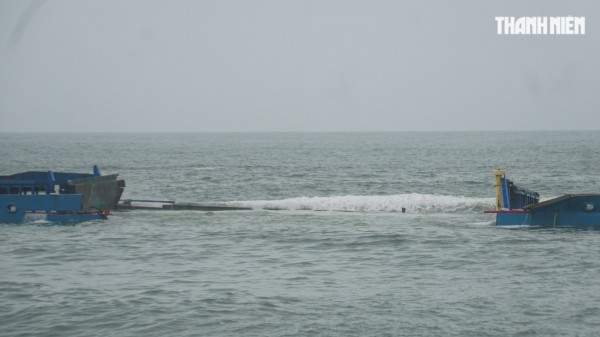 Quảng Ngãi: Chưa thể tiếp cận tàu Hoàng Gia 46 để hút dầu vào bờ