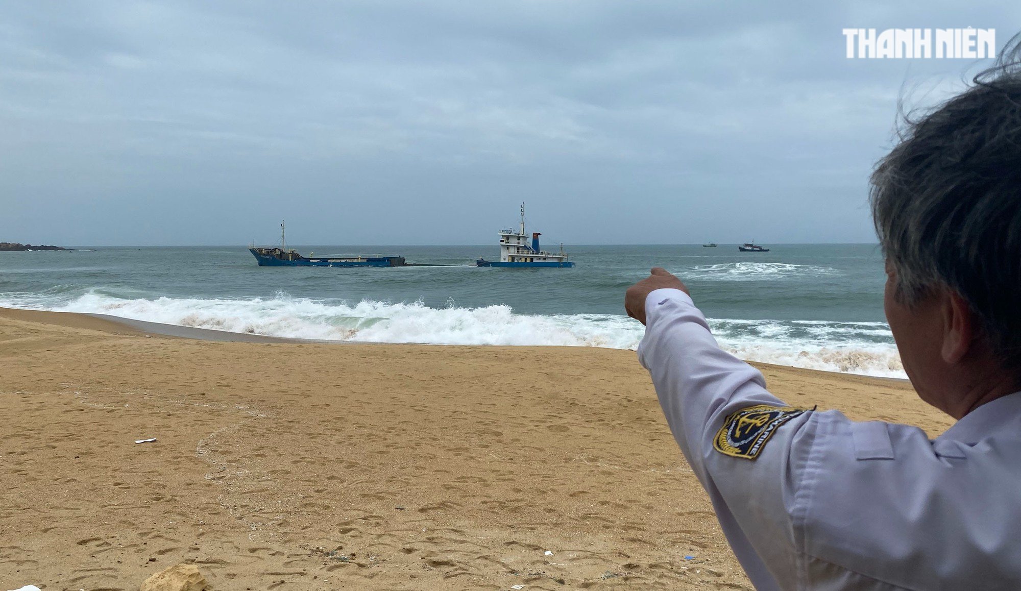 Quảng Ngãi: Chưa thể tiếp cận tàu Hoàng Gia 46 để hút dầu vào bờ