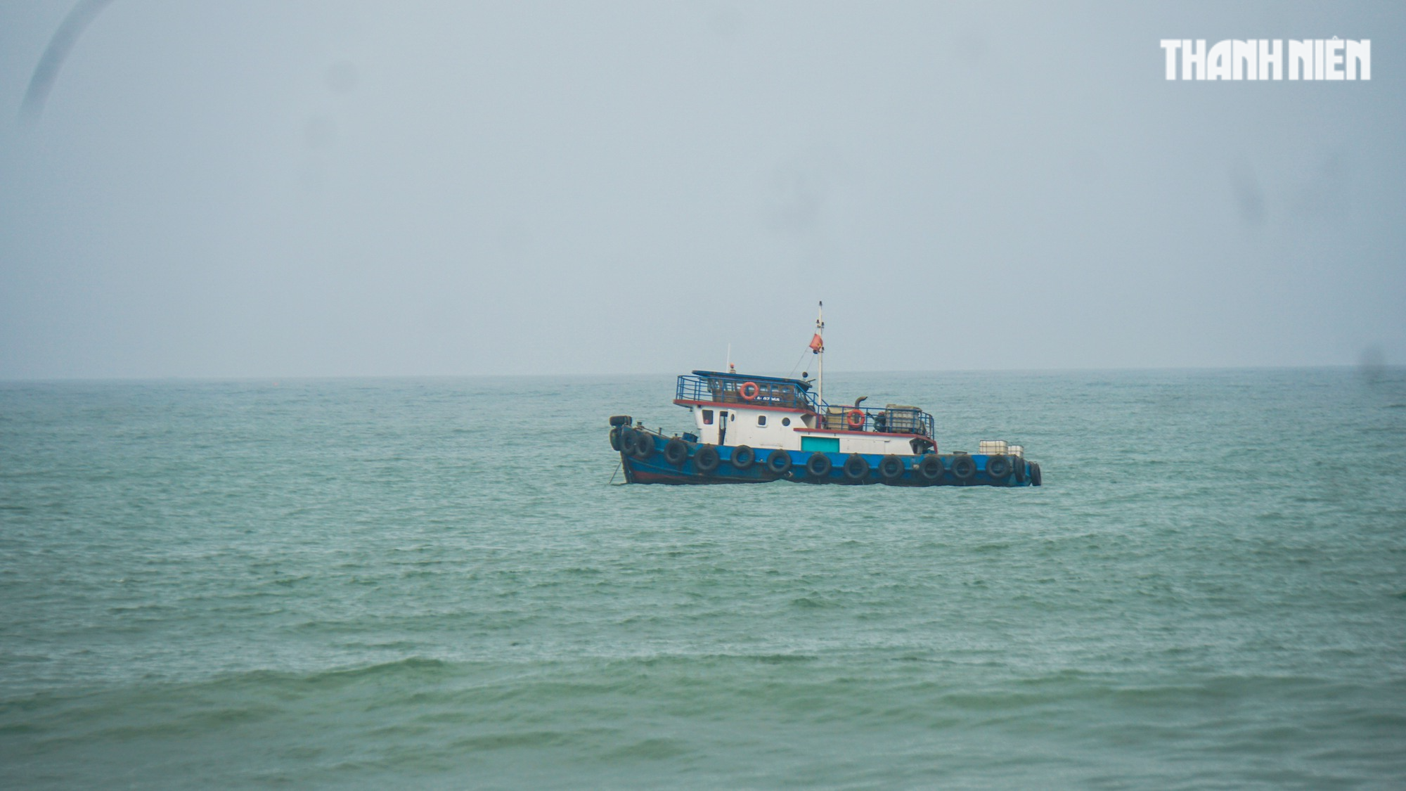 Quảng Ngãi: Chưa thể tiếp cận tàu Hoàng Gia 46 để hút dầu vào bờ