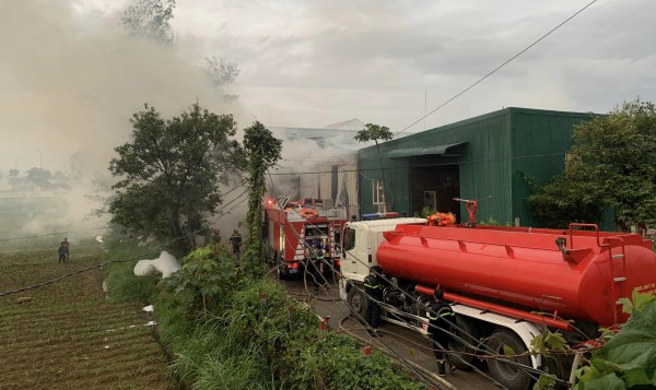 Quảng Ngãi: Xuyên đêm chữa cháy kho chứa than