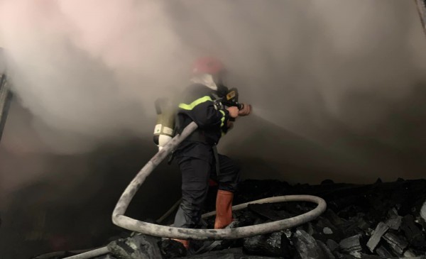 Quảng Ngãi: Xuyên đêm chữa cháy kho chứa than