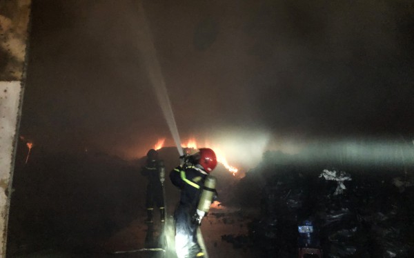 Quảng Ngãi: Xuyên đêm chữa cháy kho chứa than