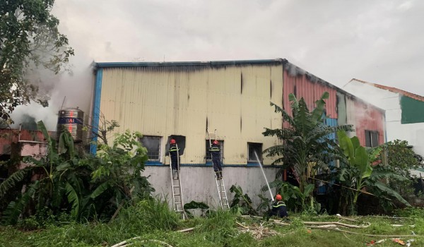 Quảng Ngãi: Xuyên đêm chữa cháy kho chứa than