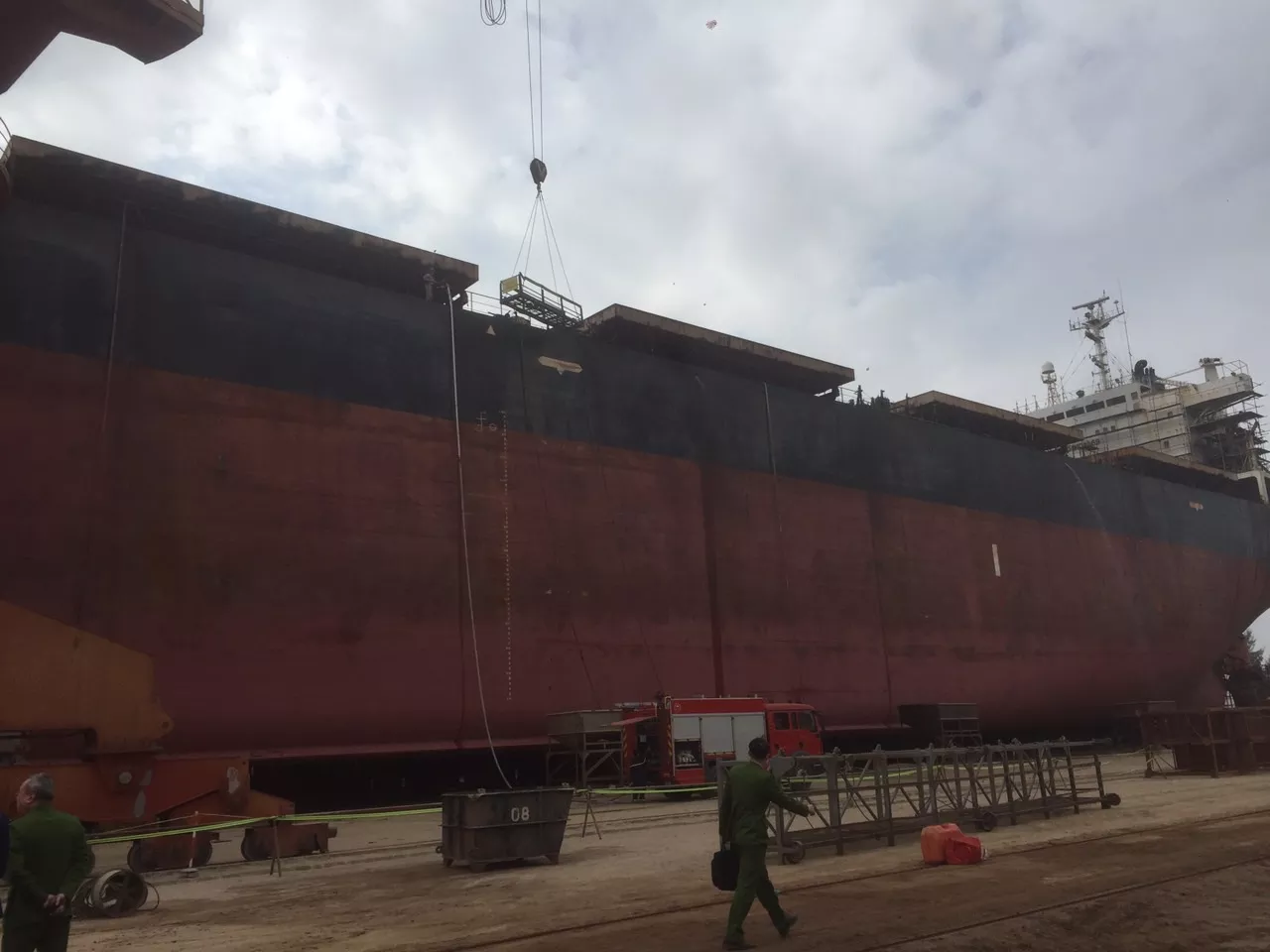 Quảng Ninh: Điều tra vụ nổ tàu biển làm 8 công nhân bị thương