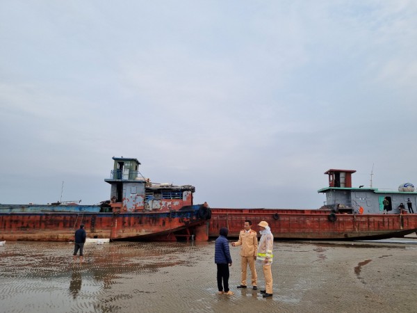 Quảng Ninh: Xuyên đêm tìm thi thể thuyền trưởng mất tích trên biển Móng Cái Quảng Ninh: Xuyên đêm tìm thi thể thuyền trưởng mất tích trên biển Móng Cái