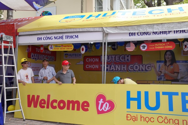 Rộn ràng trước ngày khai mạc Tư vấn mùa thi 2023 Rộn ràng trước ngày khai mạc Tư vấn mùa thi 2023