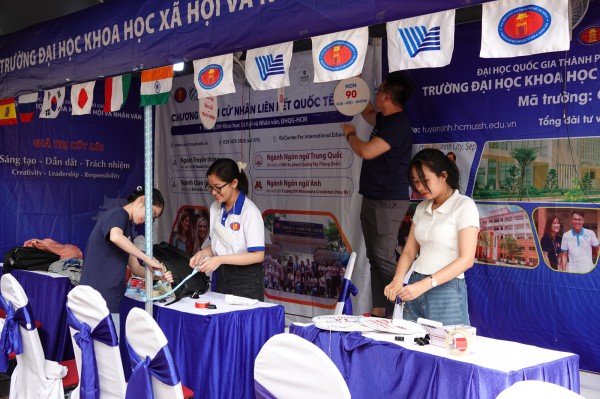 Rộn ràng trước ngày khai mạc Tư vấn mùa thi 2023 Rộn ràng trước ngày khai mạc Tư vấn mùa thi 2023