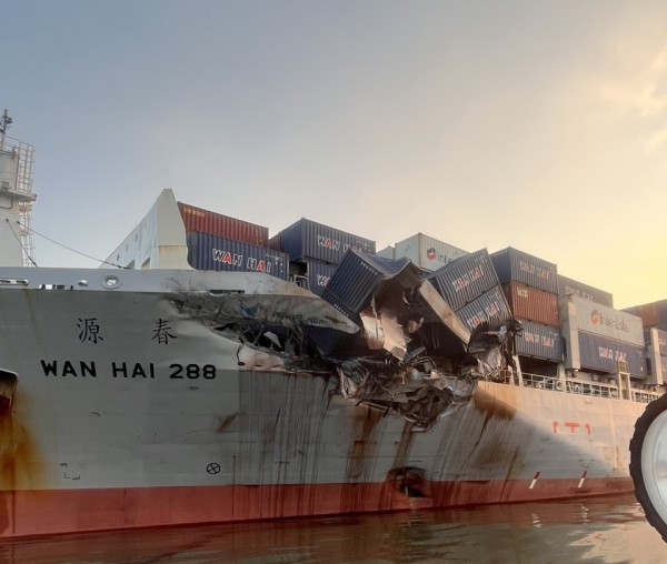 Tàu Wanhai 288 bị nạn của Singapore được lai dắt vào Tân Cảng Cát Lái Tàu Wanhai 288 bị nạn của Singapore được lai dắt vào Tân Cảng Cát Lái