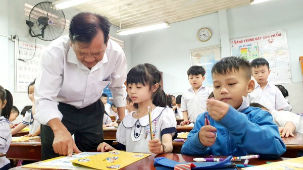 Thầy hiệu trưởng và hồi ức bán trái cây không thể quên