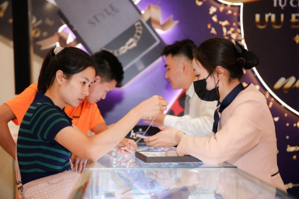 Thị trường quà tặng Valentine: Chuộng trang sức và mua hàng online Thị trường quà tặng Valentine: Chuộng trang sức và mua hàng online