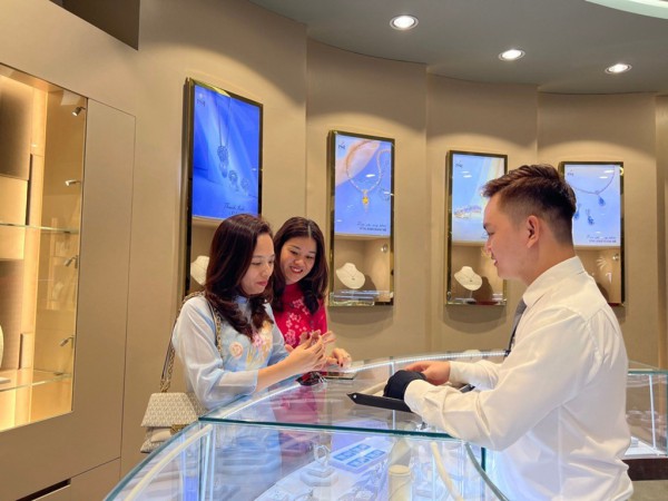 Thị trường quà tặng Valentine: Chuộng trang sức và mua hàng online Thị trường quà tặng Valentine: Chuộng trang sức và mua hàng online