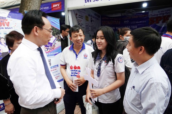 Thứ trưởng Bộ GD-ĐT nói gì với học sinh về việc chọn ngành nghề? Thứ trưởng Bộ GD-ĐT nói gì với học sinh về việc chọn ngành nghề?