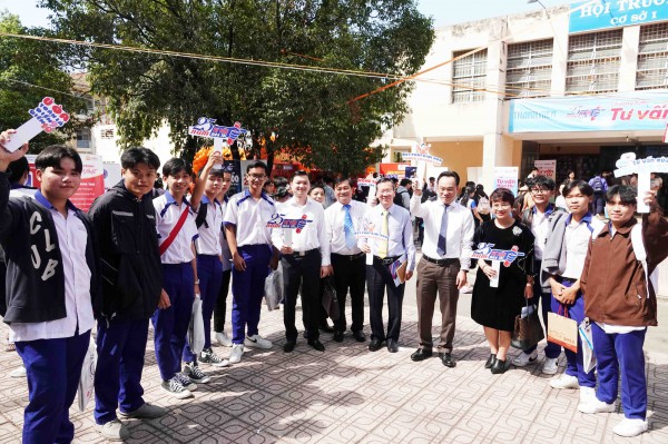 Thứ trưởng Bộ GD-ĐT nói gì với học sinh về việc chọn ngành nghề? Thứ trưởng Bộ GD-ĐT nói gì với học sinh về việc chọn ngành nghề?