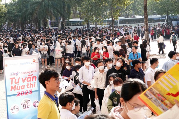 Thứ trưởng Bộ GD-ĐT nói gì với học sinh về việc chọn ngành nghề? Thứ trưởng Bộ GD-ĐT nói gì với học sinh về việc chọn ngành nghề?