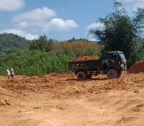 Thừa Thiên Huế: "Xẻ đồi" lấy đất san lấp mặt bằng trái phép tại xã Hồng Hạ