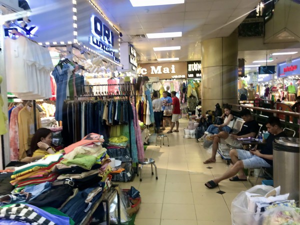Thương nhân “kêu trời” vì An Đông Plaza tăng giá thuê sạp Thương nhân “kêu trời” vì An Đông Plaza tăng giá thuê sạp