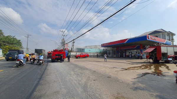 Tiền Giang: Cháy kho cám nằm cạnh cây xăng, người dân hốt hoảng
